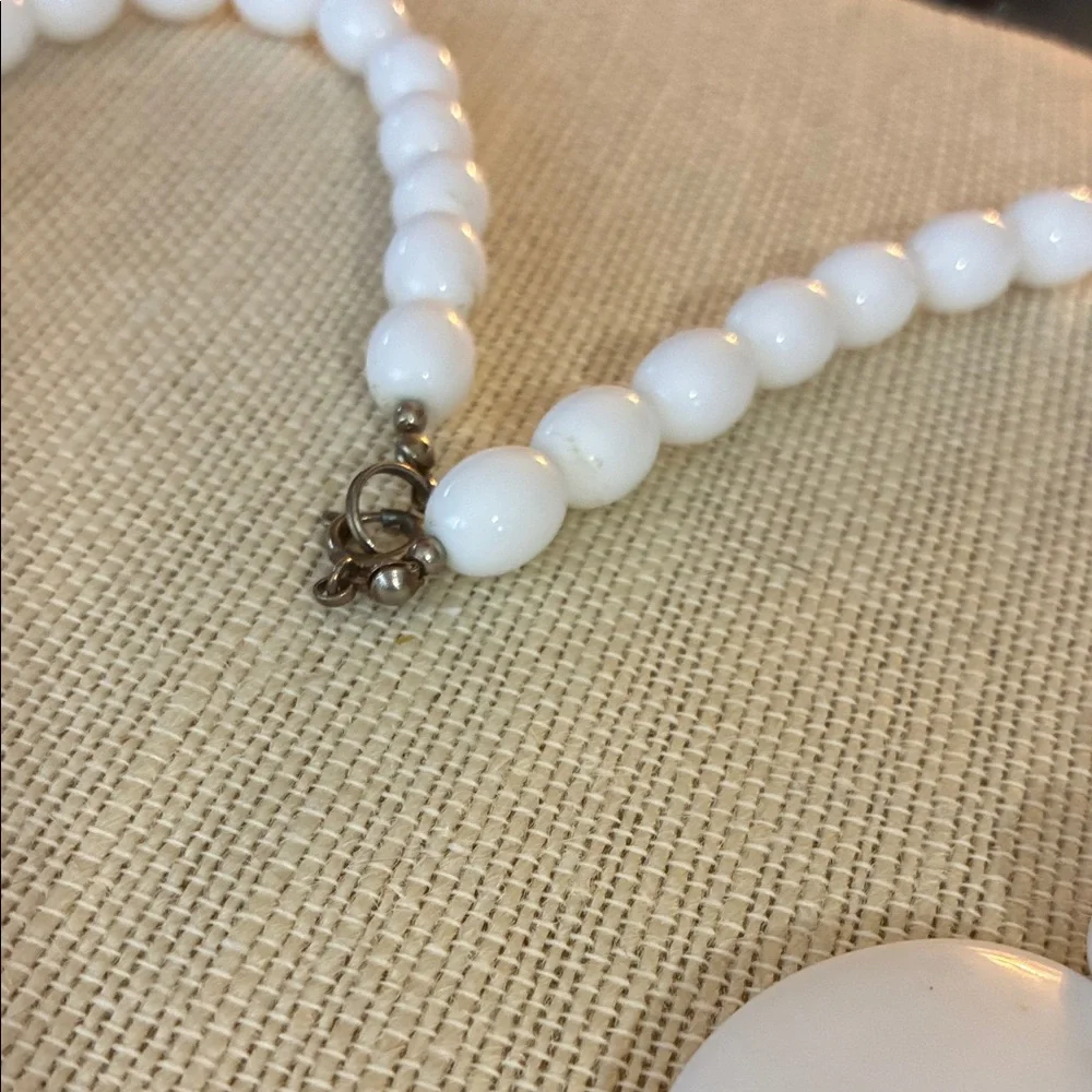 Elegant vintage White Beaded Necklace
